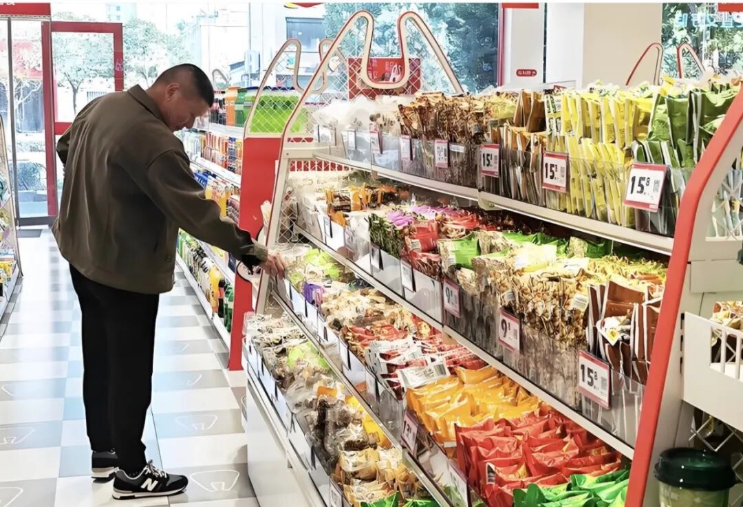 县域零售冰火两重天：一条街上，折扣店火爆，超市、便利店冷清