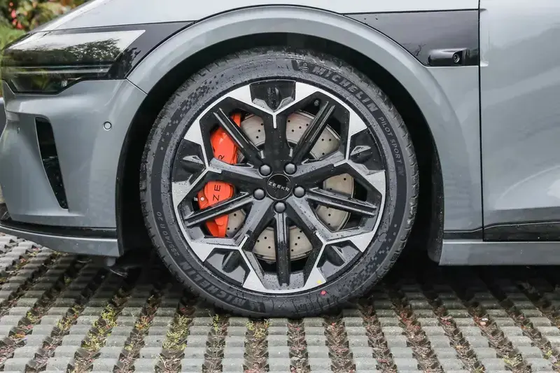 极氪007GT推云雾粉车色限时免费选 黑紫内饰同步登场