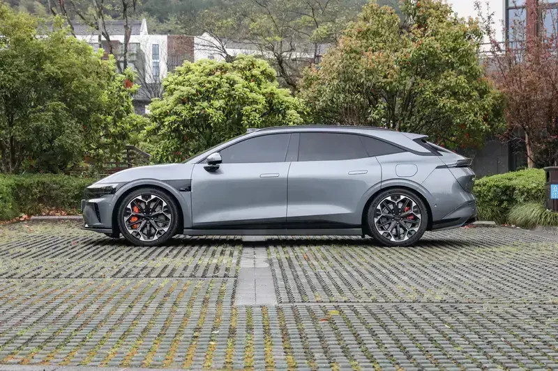 极氪007GT推云雾粉车色限时免费选 黑紫内饰同步登场