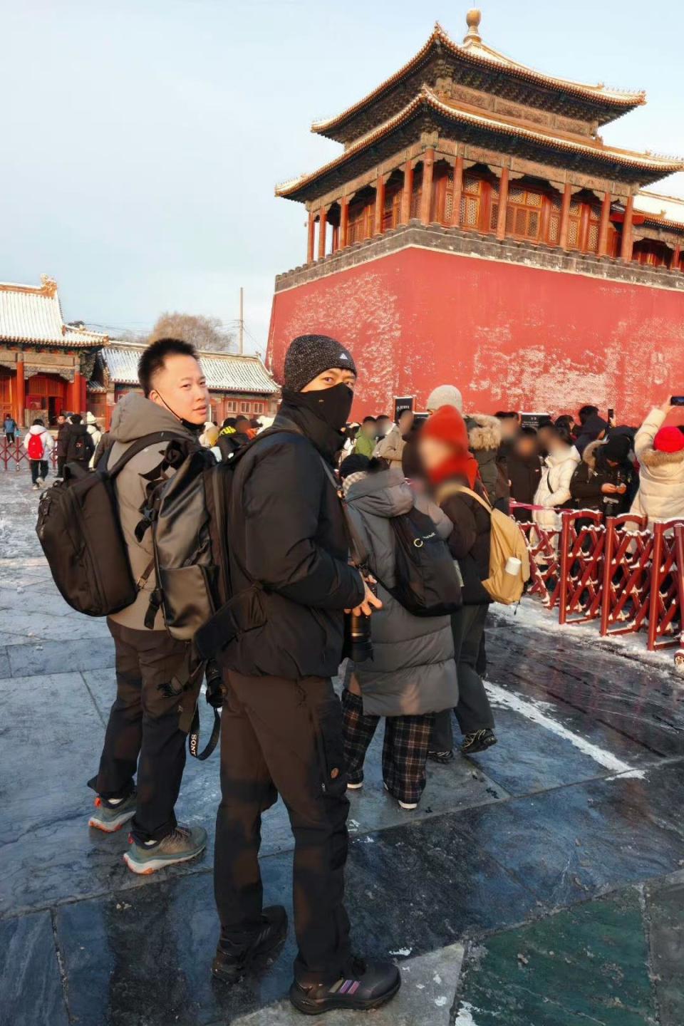 多人在故宫偶遇李现拍雪景，生图抗打引围观，故宫雪景成天然影棚
