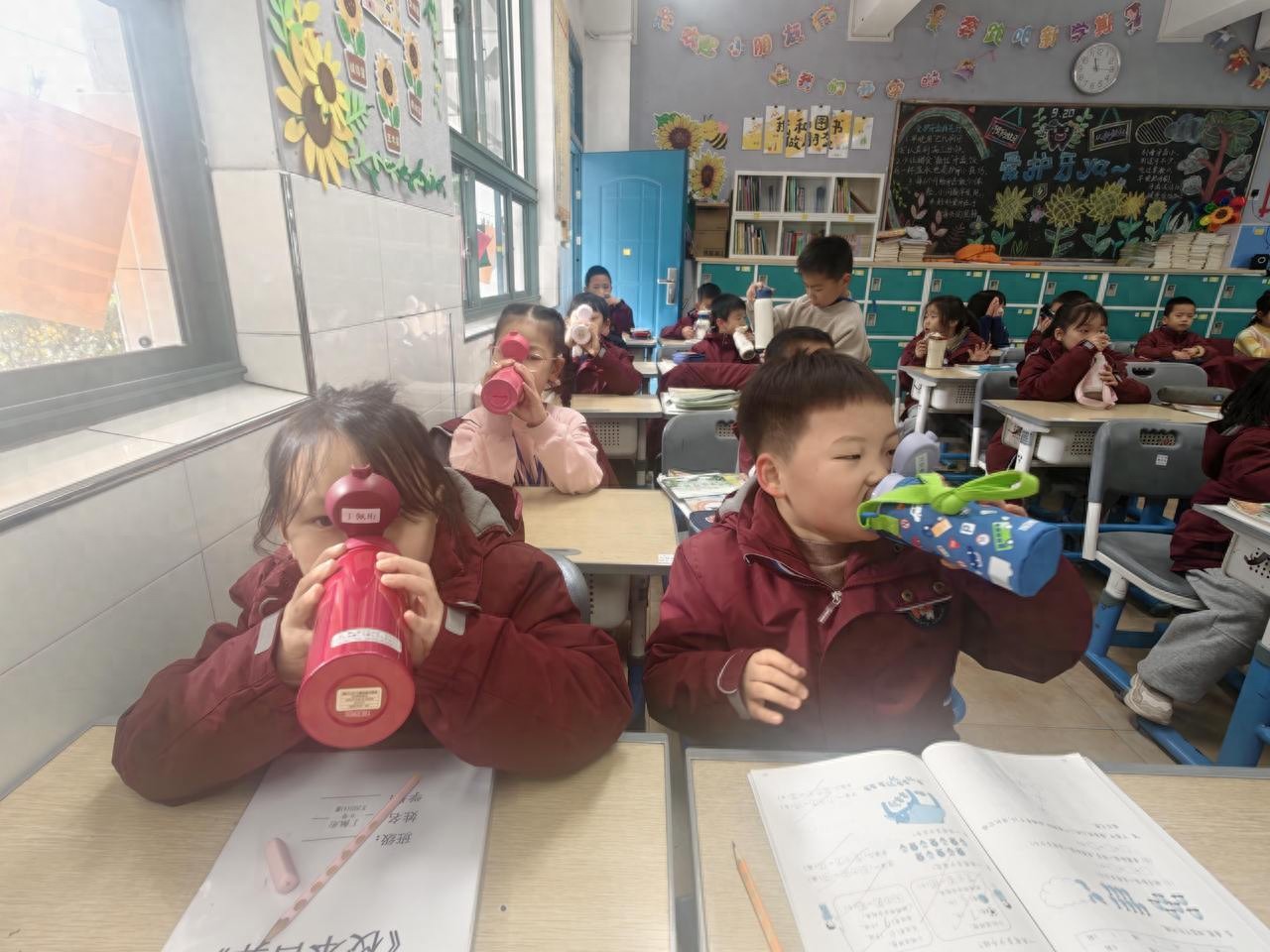 杭州一小学“咕噜咕噜”一分钟火了,冬天惊现不爱喝水的“小骆驼”