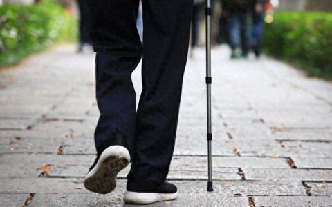 盲老太求带路被拒后看手机事件反转，她不是人贩，只是依赖读屏的视障老人