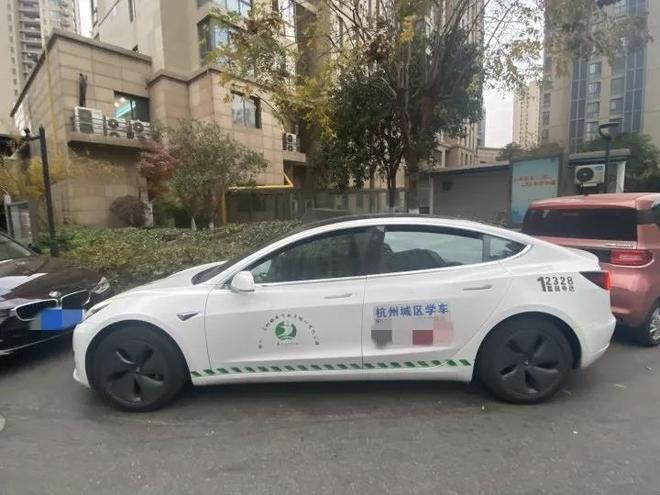 特斯拉教练车现身杭州 学费五千多,学员可提前适配新能源车