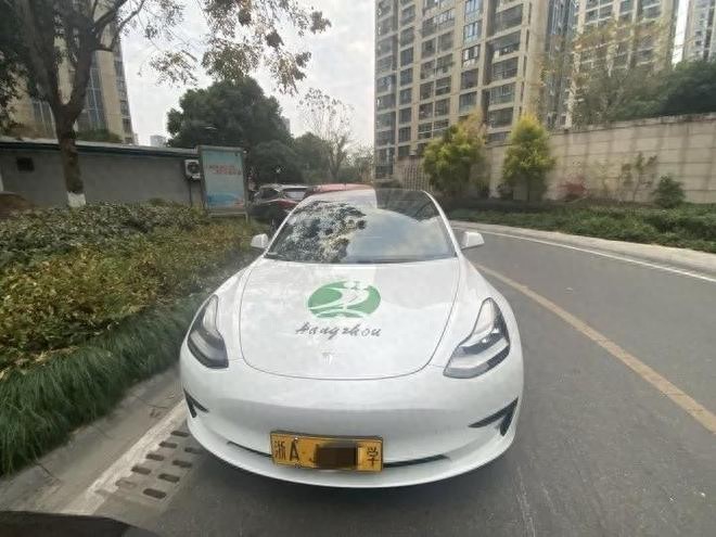 特斯拉教练车现身杭州 学费五千多，学费高出三成引发价格争议