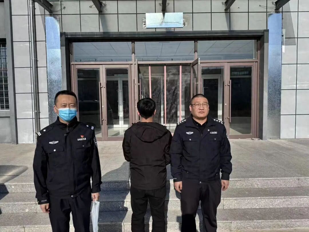 男子自曝无证驾驶还主动报警,原因让人意外:就想进去待两天