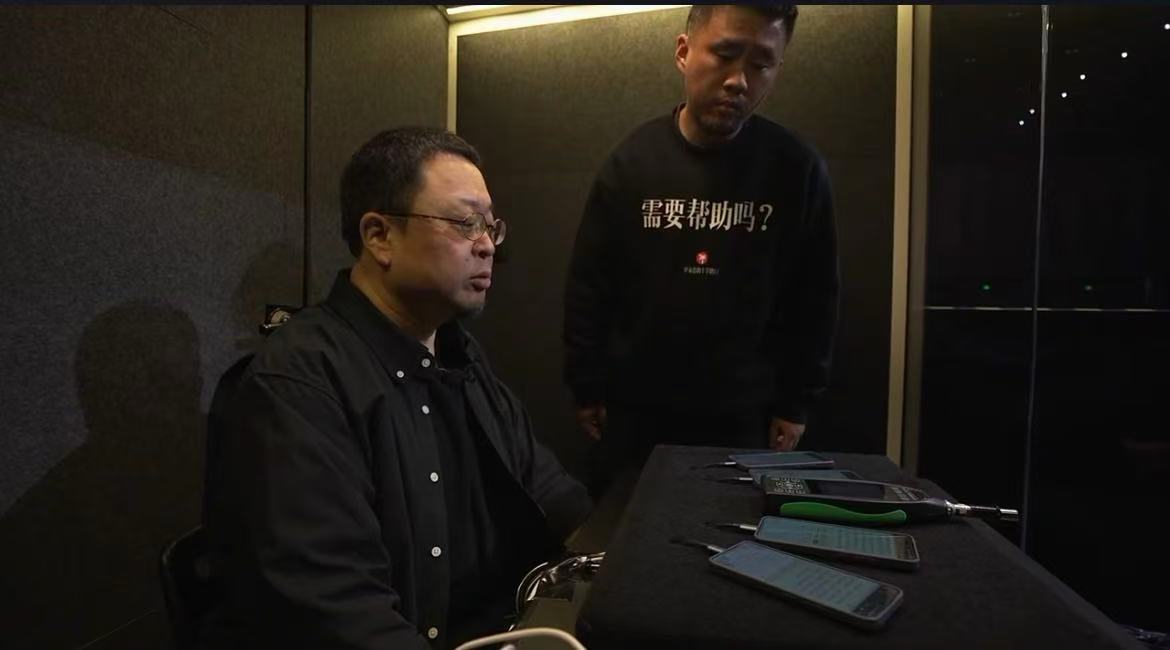 罗永浩科技春晚被指像直播带货,迟到47分钟与广告密集,商业与内容界限引争议