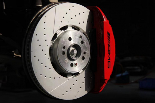 奔驰GLB AMG红色制动卡钳