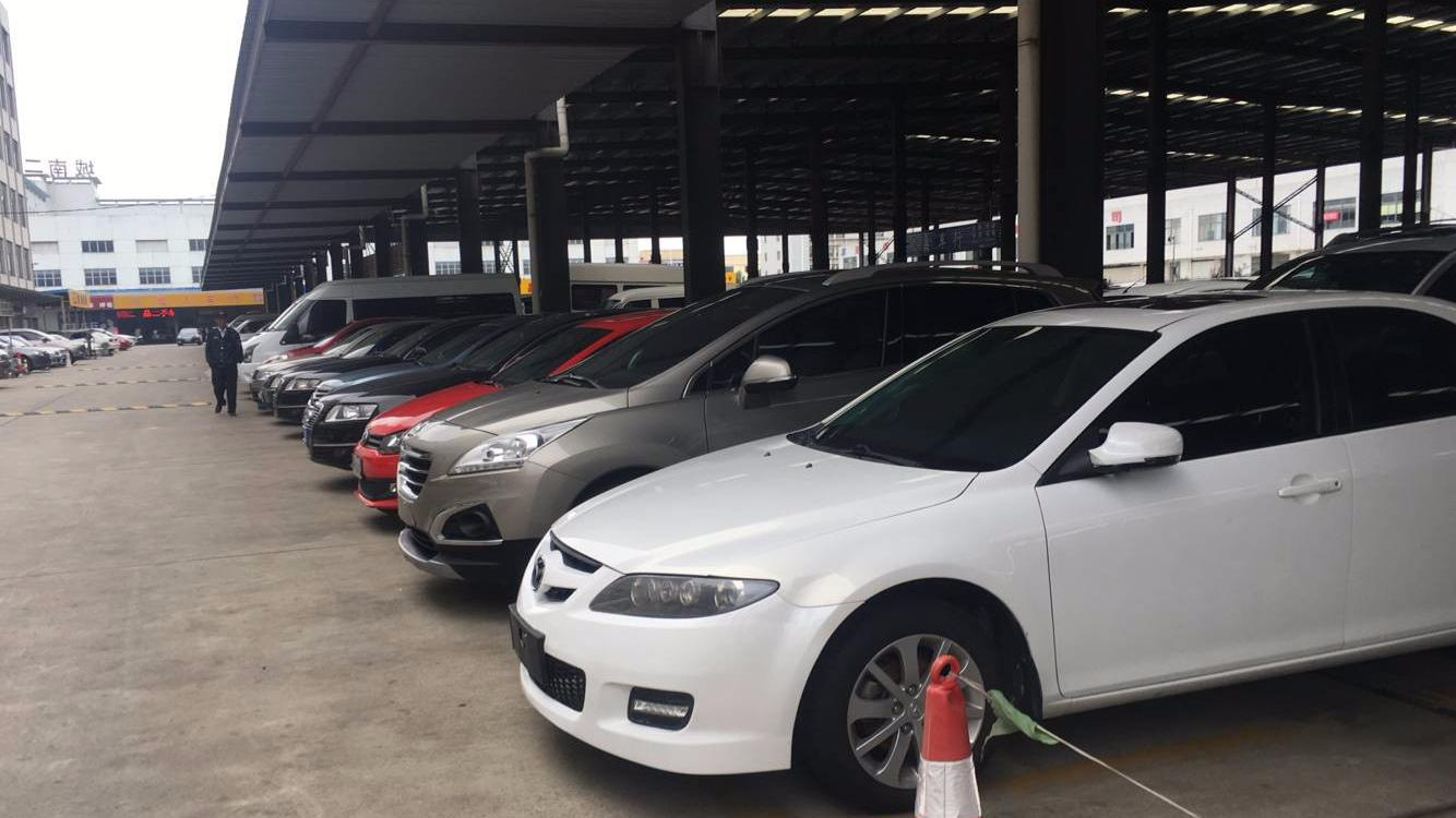 露天二手车市场实拍,成排车辆看似规整,但需要专业眼光辨别车况