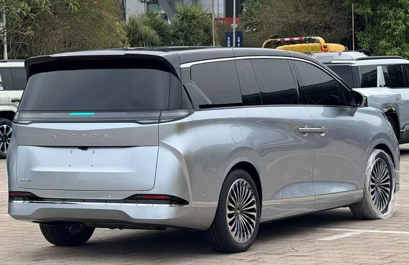 北汽极狐MPV N80KS实车图