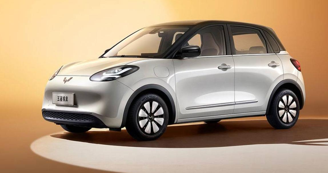 五菱缤果作为新能源入门车型的代表,银灰色车身搭配黑色车顶设计时尚,但基础版配置较为简陋