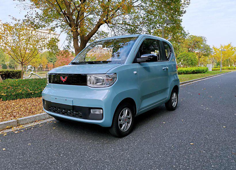 浅蓝色五菱宏光MINIEV适合城市短途通勤,车身小巧便于停车