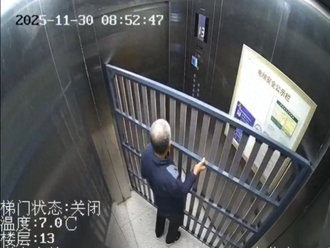 上海大爷搬栅栏进电梯不料画地为牢，“想方便搬运，反倒被困15分钟”，安全隐患引警示
