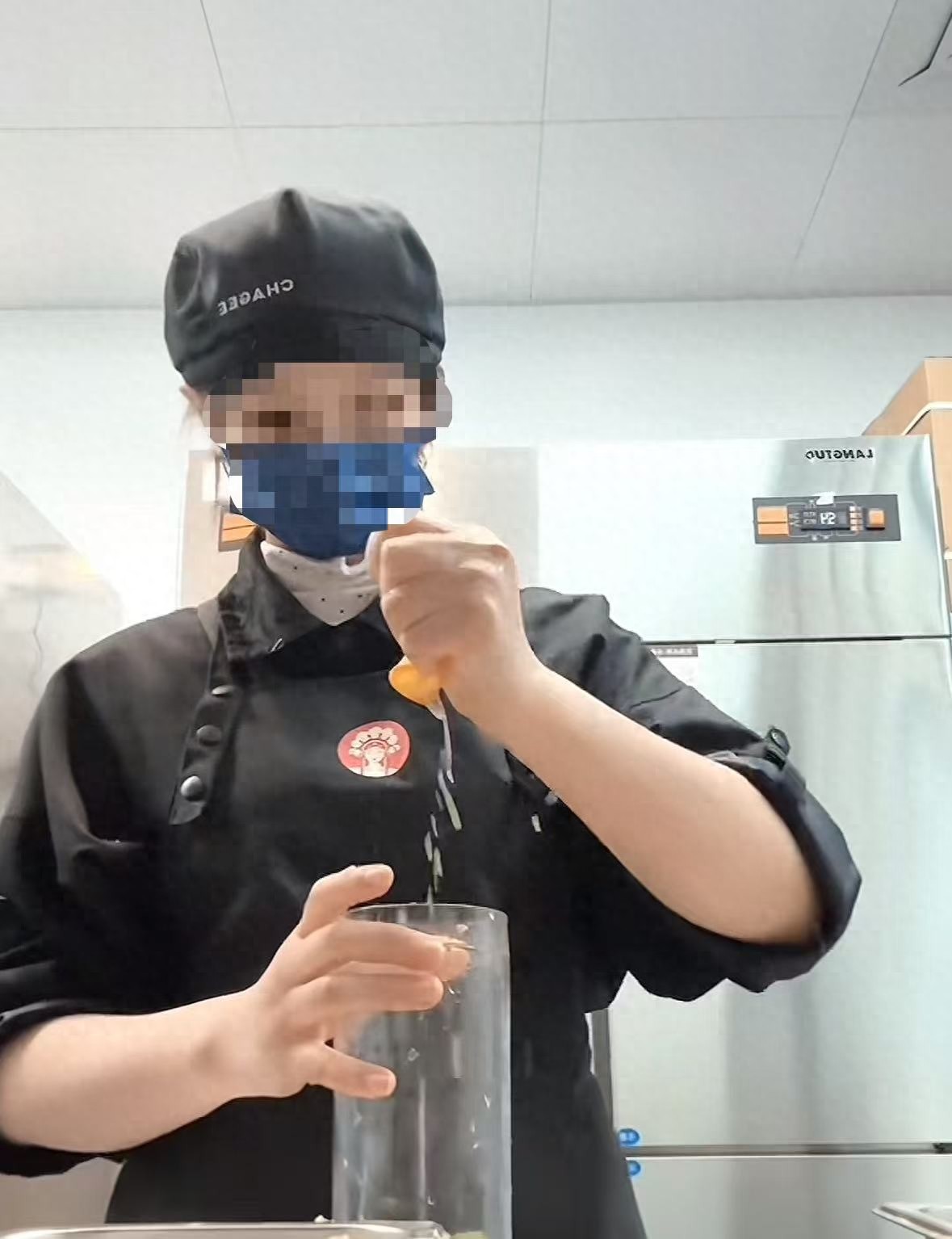 霸王茶姬通报 “手打奶茶”:辞退店员,回应消费者质疑并加强品控管理