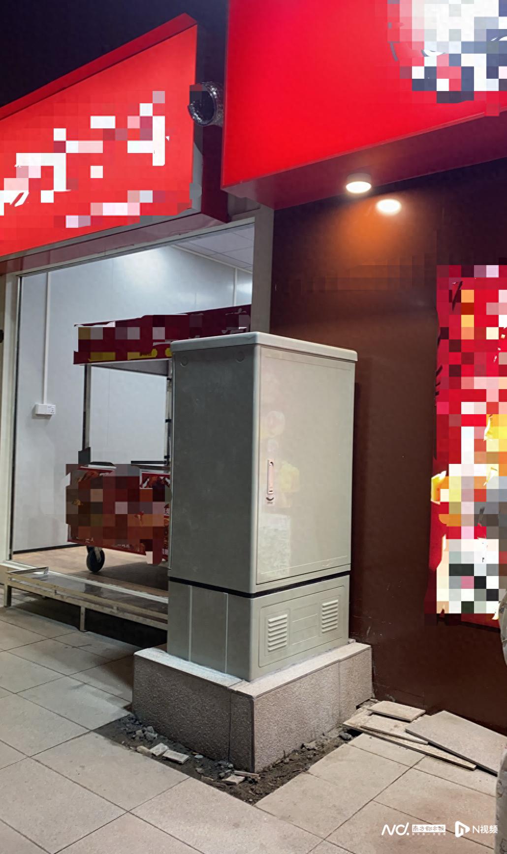 东莞一餐饮店门口突设光缆箱引争议，多方协调后已拆除迁移