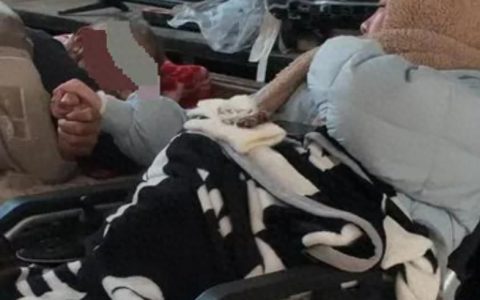 老人离世前将截瘫养女送进养老院，“爸爸会来接你”，谎言背后的深沉父爱