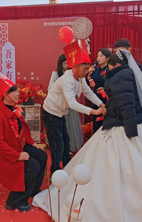 新娘冻得发抖 公公脱下棉袄给她披上,寒冬婚礼平凡举动尽显家人温情