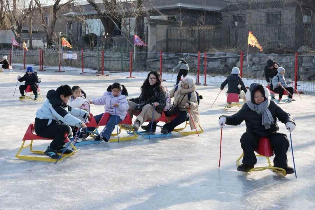 圆明园冰场现“贪吃蛇大作战”,打造冬季特色游玩项目