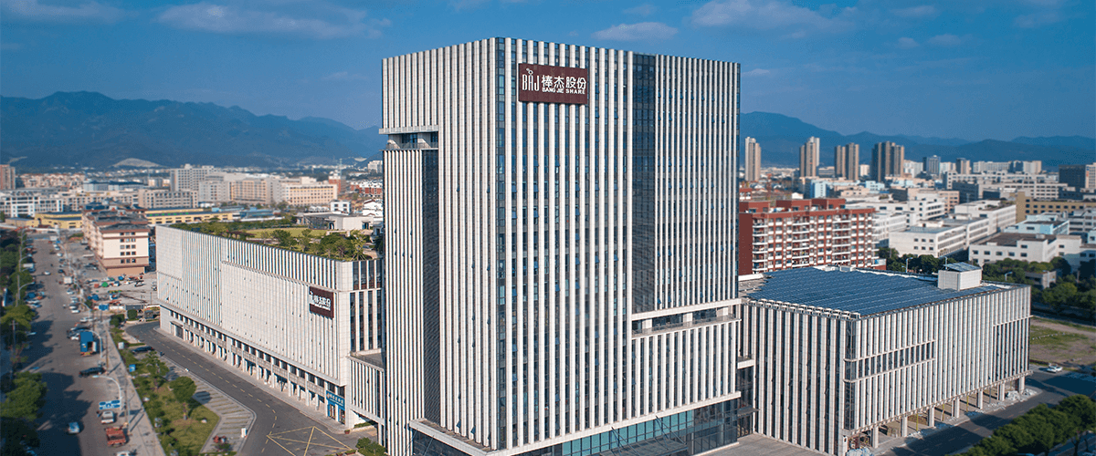 棒杰股份预计2025年末净资产最高负9亿元，面临退市风险警示45家意向方报名重整
