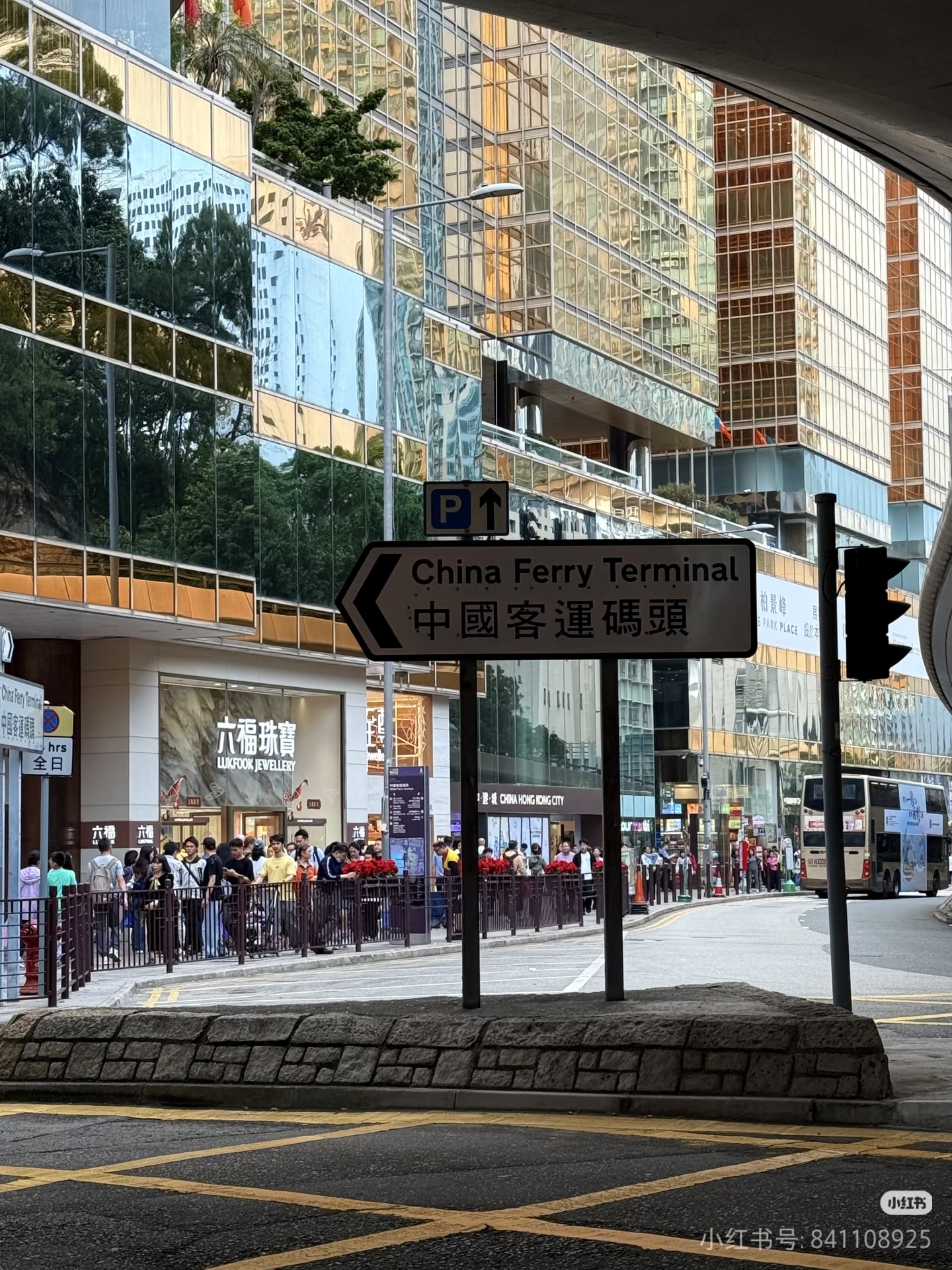 排队5小时、热门款被黄牛扫空!老铺黄金业绩暴涨230%背后:代购产业链乱象丛生,业内警示金价回调风险
